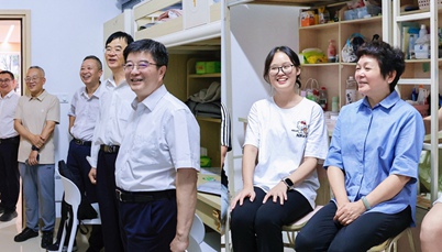 校长书记“打卡”新生宿舍 暖心问候温暖学子心