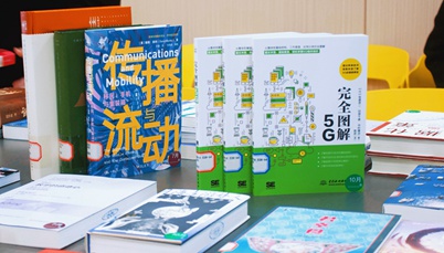 送新书到学生社区 行走的智慧图书馆受欢迎